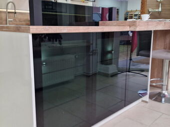 Kücheninsel mit Glasschränken und Beleuchtung