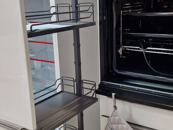 Vorratsauszugsschrank mit Holzboden