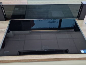 Neff Induktionskochfeld mit Spritzschutz und seitlichen Steckdosen